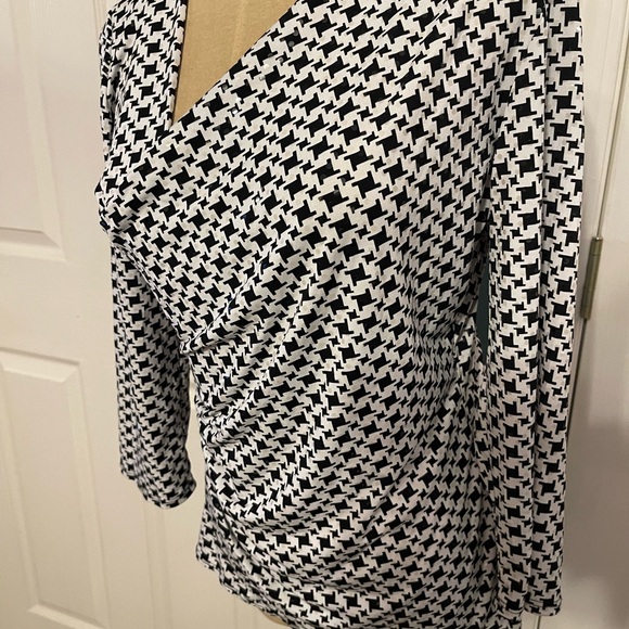 Chic Black and White Women's Blouse - Picture 3 of 8